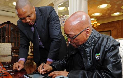 Home Affairs Deputy Director-General of Information Services, Sello Mmakau and President Jacob Zuma as he applies for a smart ID at Mahlamba Ndlopfu. Source: GCIS