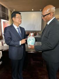 Minister Kodwa and Governor Zhao Long.