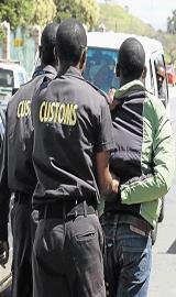 Three SARS customs officers turned down a bribe of US$30 000 (close to R390 0000) by a passenger. (file picture)