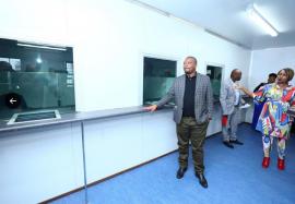 MEC Hlomuka inspecting the licence office.