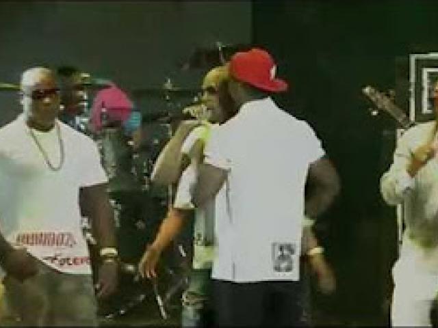 Minister Muthambi visits Mandoza's family